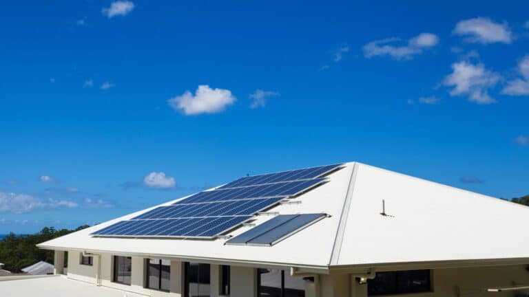 notre guide pour estimer la taille et le nombre de panneaux solaires necessaires pour vos besoins energetiques