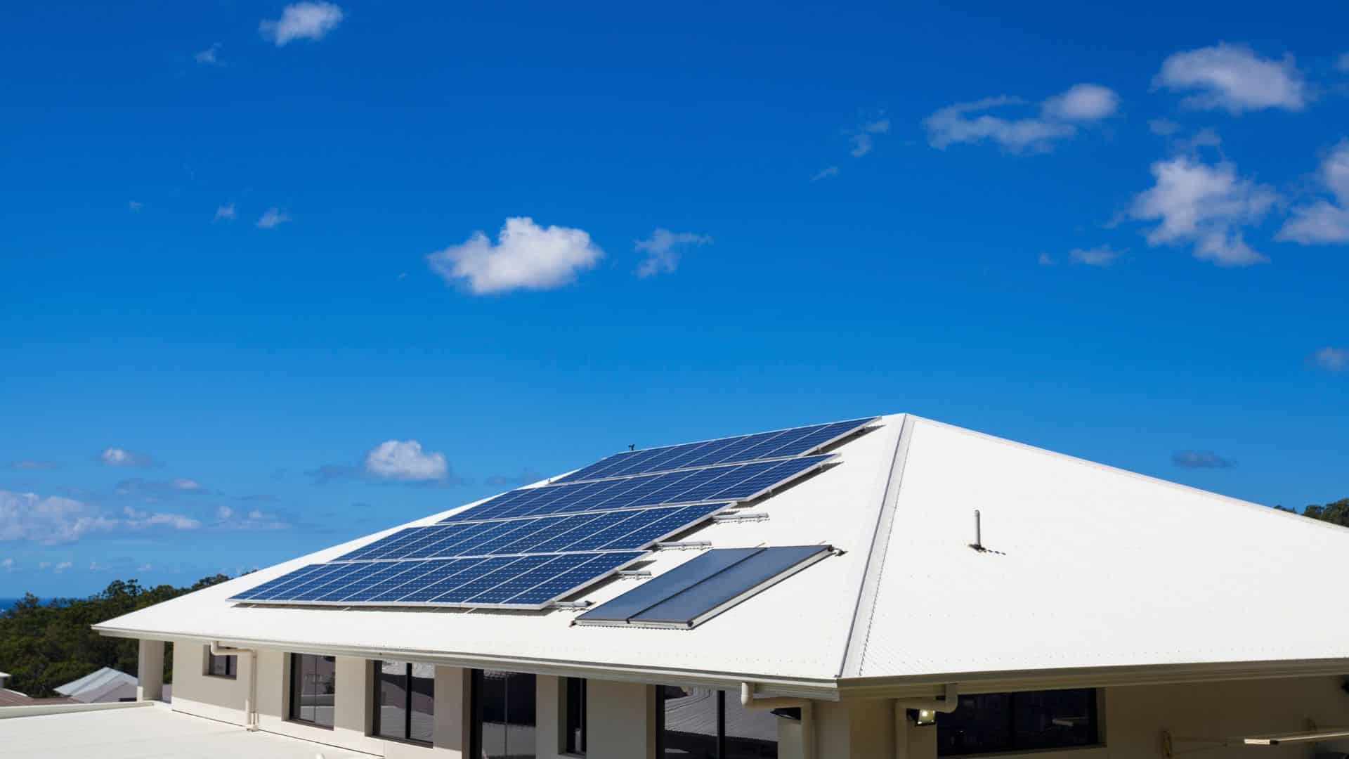 notre guide pour estimer la taille et le nombre de panneaux solaires necessaires pour vos besoins energetiques