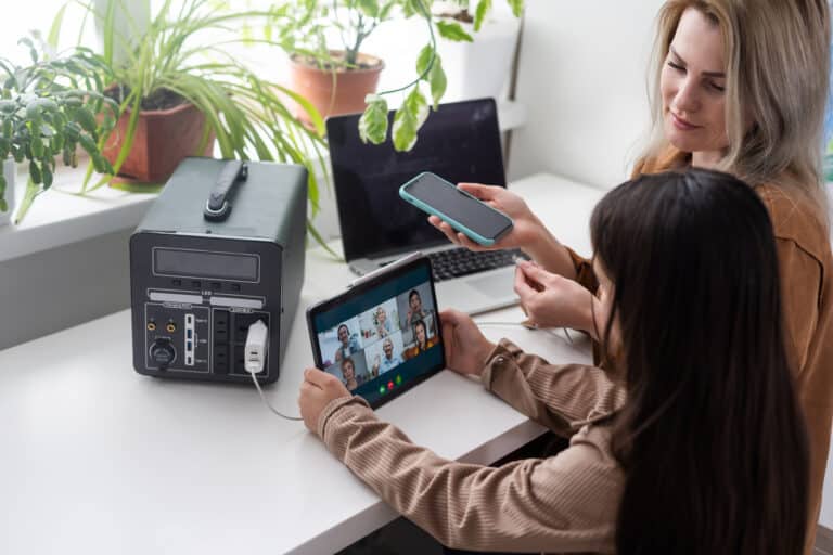 the inverter generator charges the power bank battery