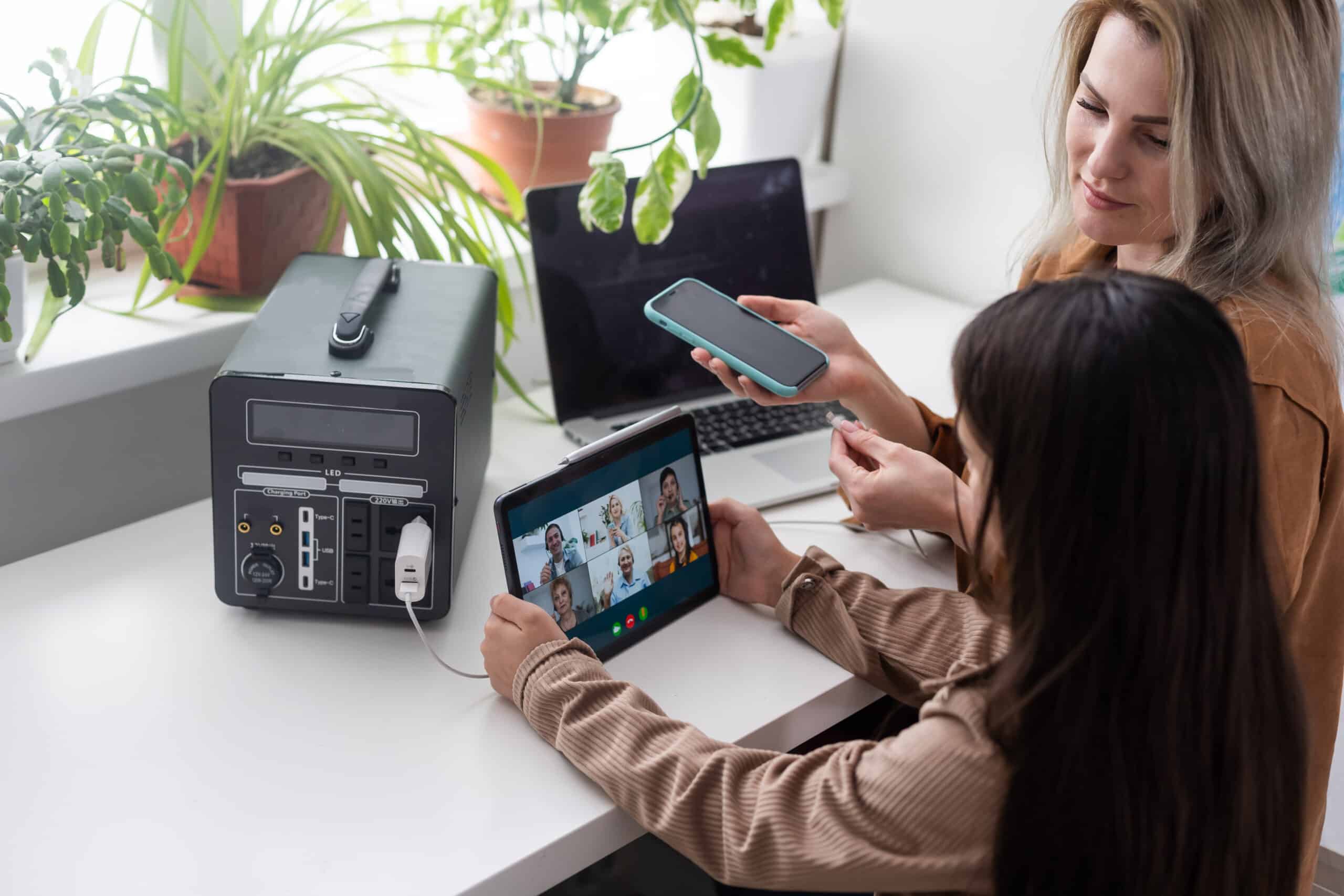 the inverter generator charges the power bank battery