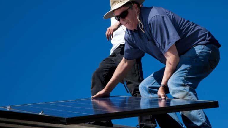 decouvrez comment transformer vos 100m2 en une centrale solaire autonome et rentable avec notre guide dinstallation simplifiee de panneaux solaires 