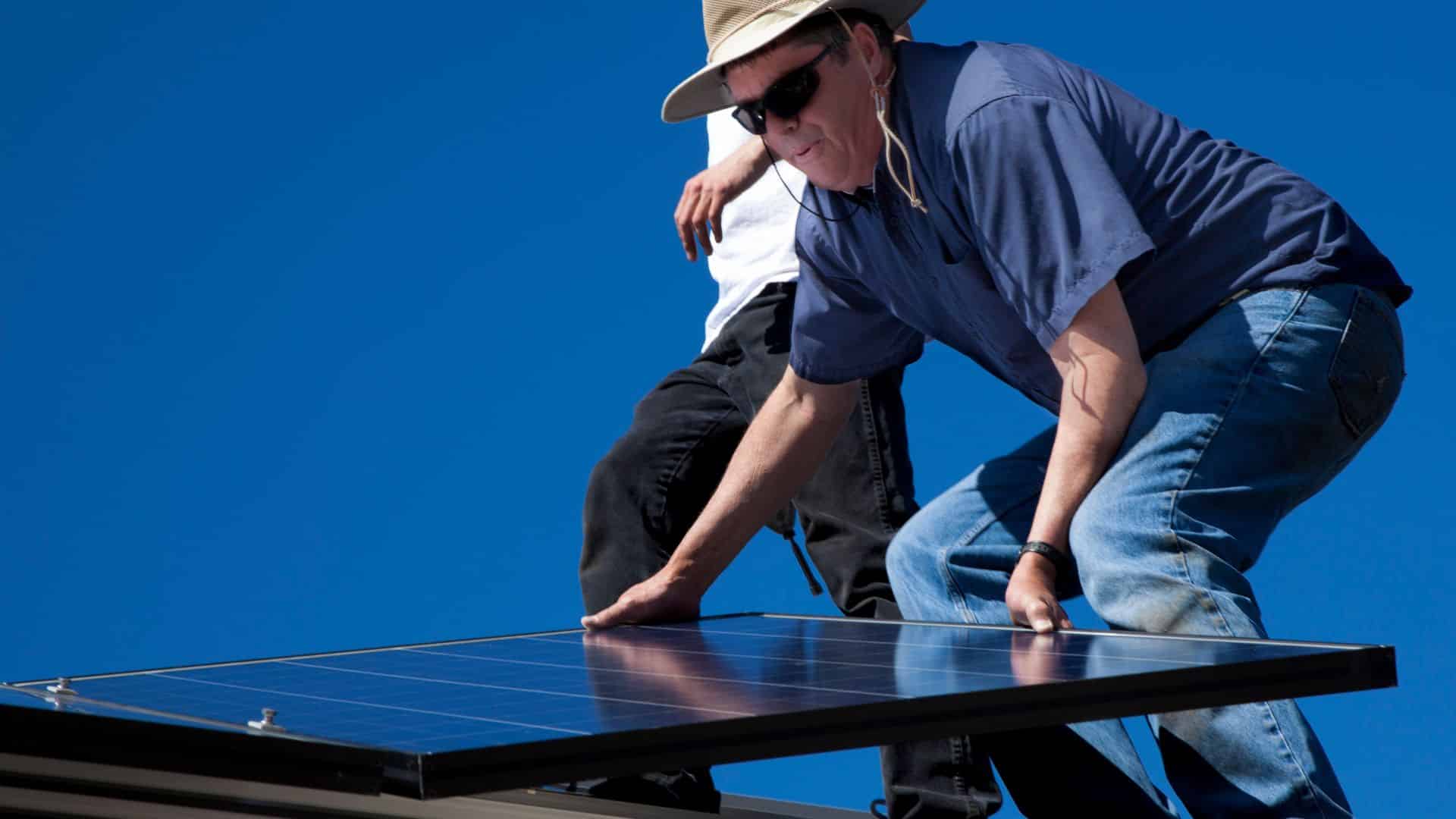 decouvrez comment transformer vos 100m2 en une centrale solaire autonome et rentable avec notre guide dinstallation simplifiee de panneaux solaires