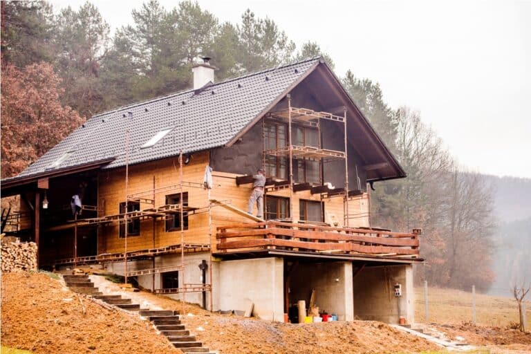 construction worker thermally insulating house do 2021 08 26 12 08 30 utc (1)