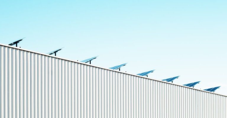 découvrez tout sur les panneaux solaires, leur fonctionnement, leur installation et leurs avantages pour l'environnement. trouvez les réponses à vos questions sur les panneaux solaires dans notre guide complet.