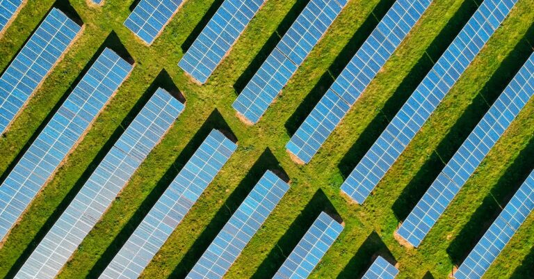 découvrez tout sur l'énergie solaire : principe, avantages, technologies, et applications pratiques.