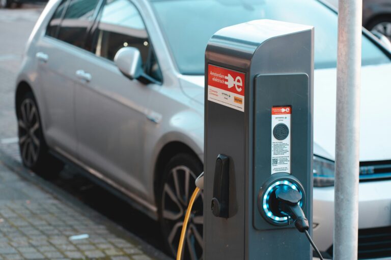 Recharge solaire vs recharge classique : un débat actuel